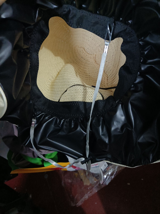 有绳子，不会被吹跑。我比较喜欢的是帽檐大