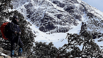 为了测试这双徒步鞋，我去登了一座雪山