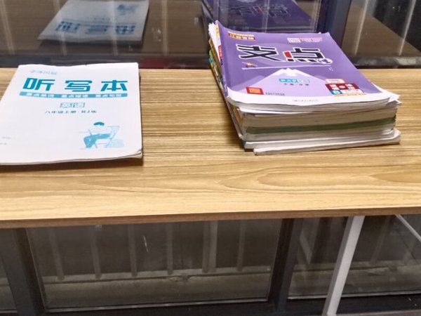 桌子安装很简单，物流很快客服态度很好，放