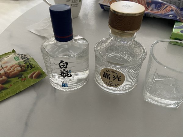 白瓶42度,高光40.9度,明显白瓶强劲很多