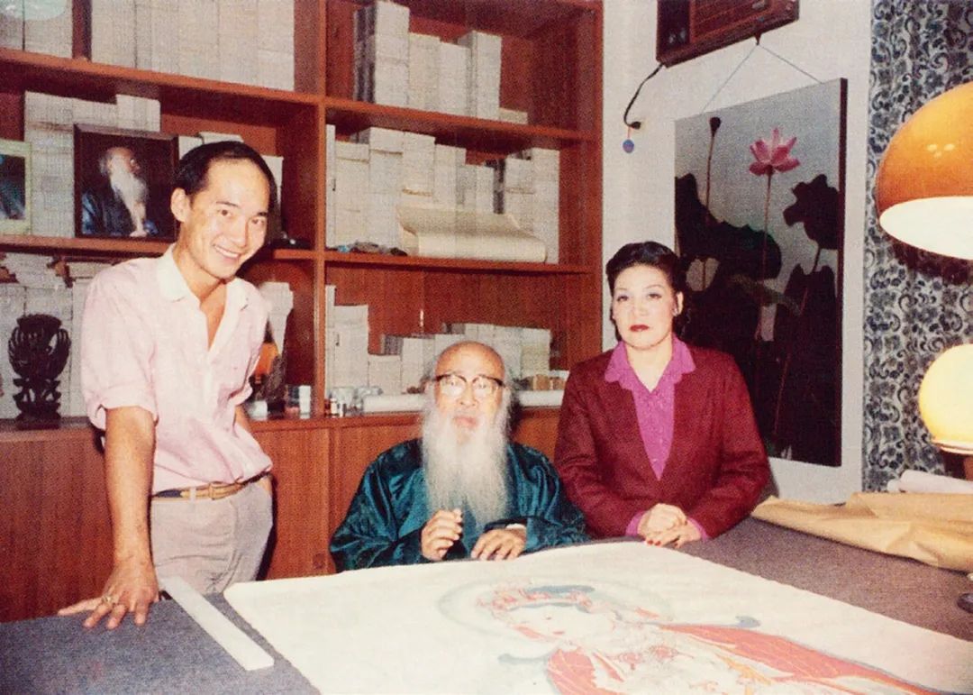 1983 年,在台北摩耶精舍,杨凡(左)和张大千先生及夫人徐雯波女士合影