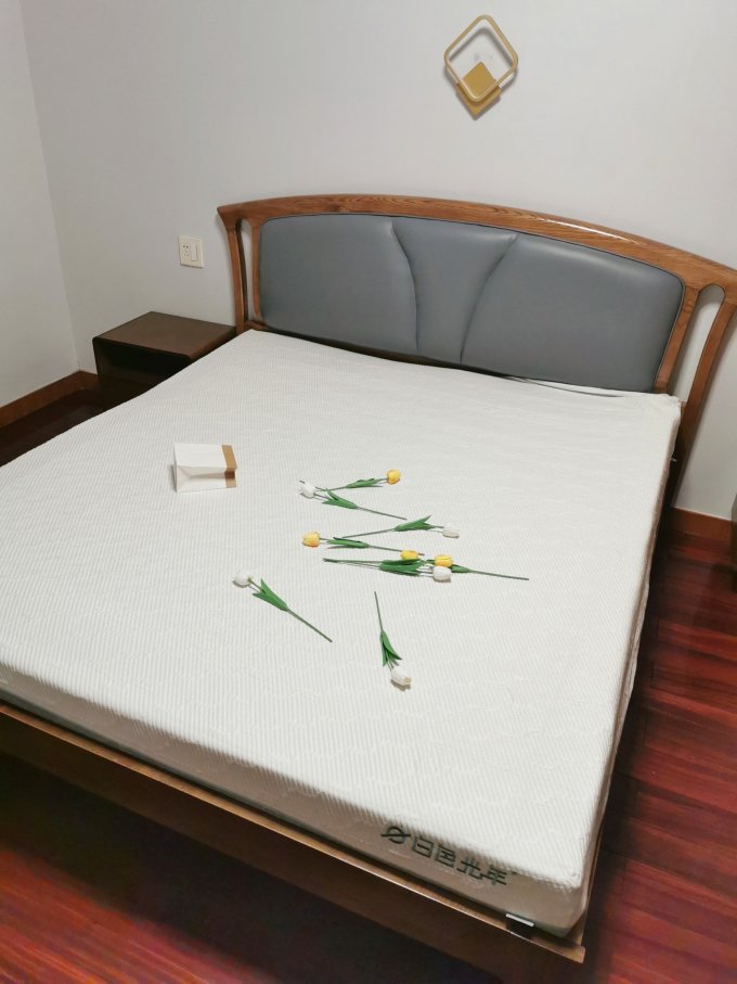 白色光年床垫