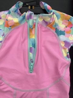 儿童节给孩子送套游泳衣吧