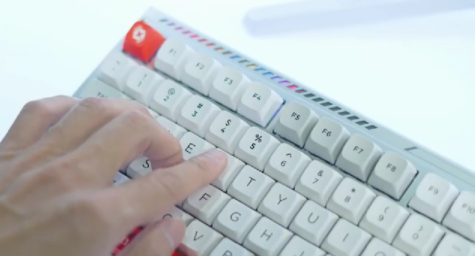 红魔电竞机械键盘（银翼版）发布，银色涂装、烈焰雪定制轴、三模+热插拔
