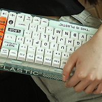 科技数码秀 篇四百一十六：谁说女孩不喜欢数码？这款MelGeek Mojo84透明机械键盘就深得我心