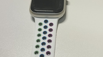 🍎6.18种草-Apple Watch Series 8配备星光色铝金属表壳，运动的时候也可以戴。