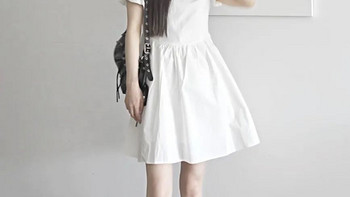 白色的连衣裙，会比较甜一点。