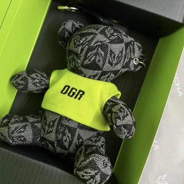 
整体评价：好好看 关键是赠送一个包包 