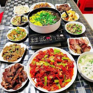 7家周末晚餐大比拼，腊肉小龙虾摆满桌，网友直呼：吃不起！