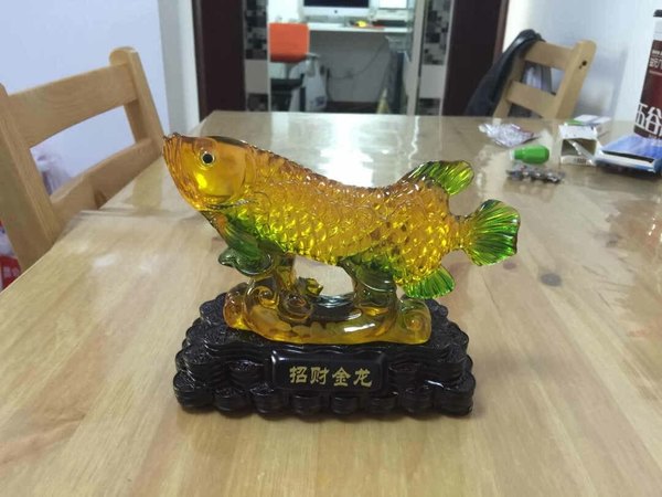 材质很轻，应该是塑料的，反正是个装饰品，