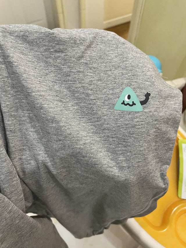 这是回购的一条。面料舒服，有透气网眼，孩