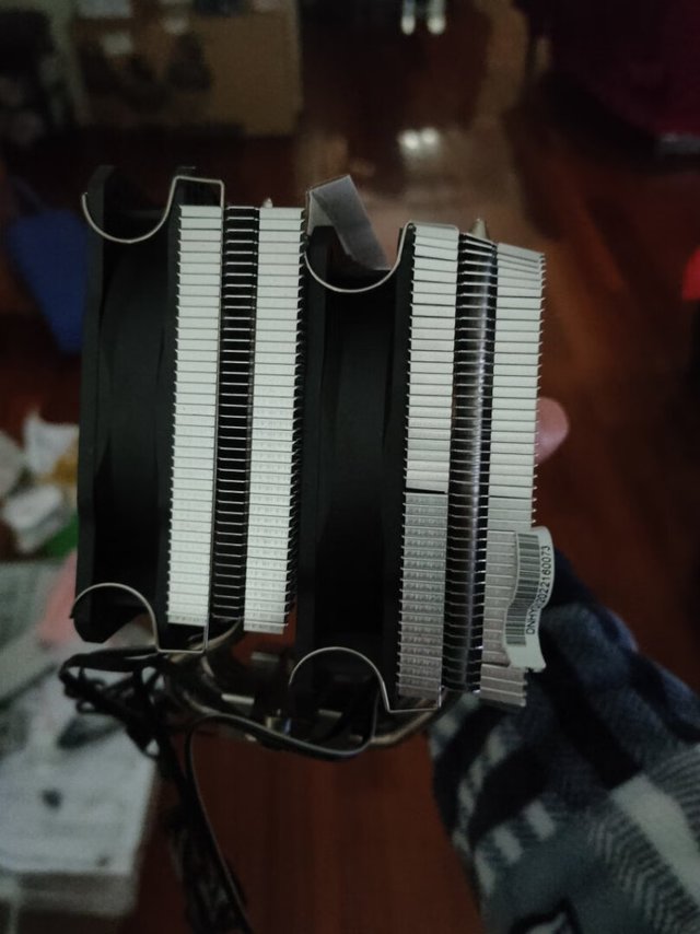 压我的5600x待机的时候才30度，打游