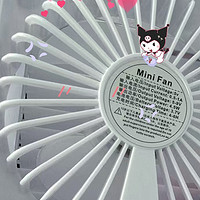 制冷喷雾风扇是一款功能多样的便携式小型电器，特别适合学生宿舍和办公室桌面使用。它采用USB充电方式，