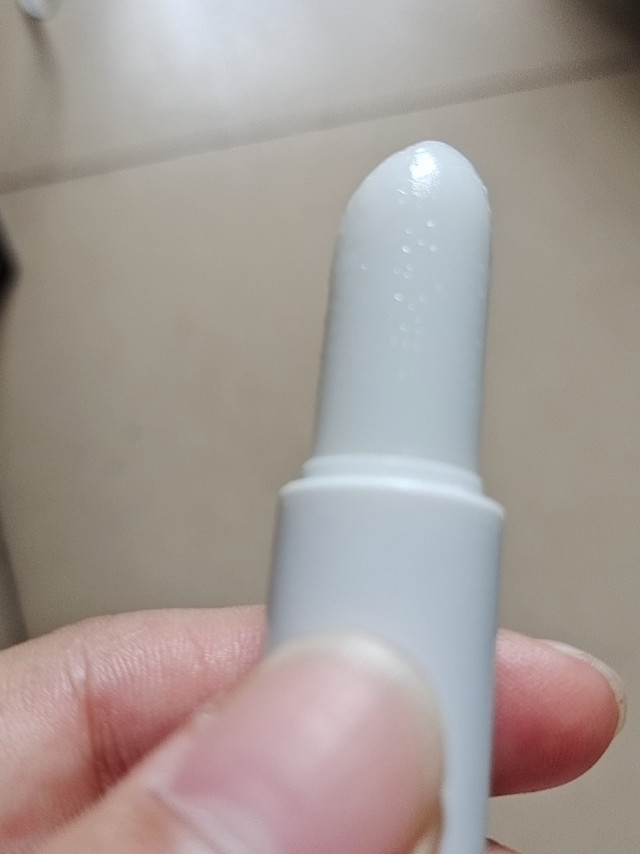 还好吧！就是膏体上都是水滴一样的东西