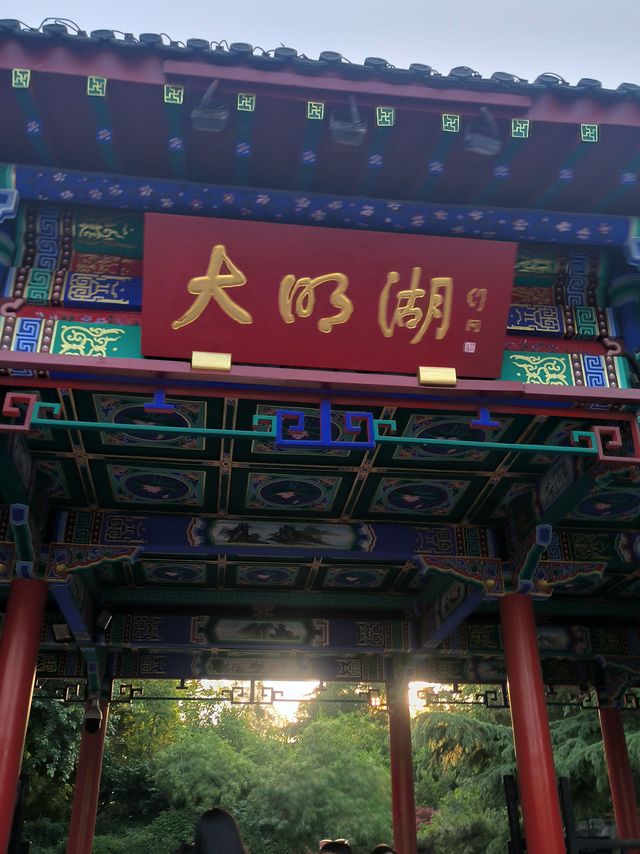 利用黄昏美景，大明湖夜游趁此时🌅🚣‍