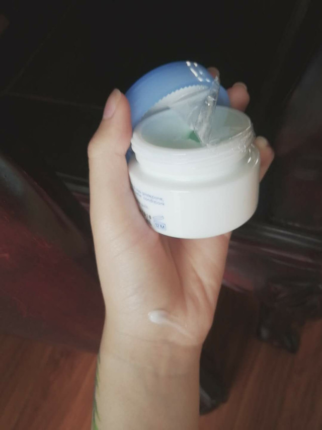 
物流到货很快，其次是上脸不油腻吸收很快