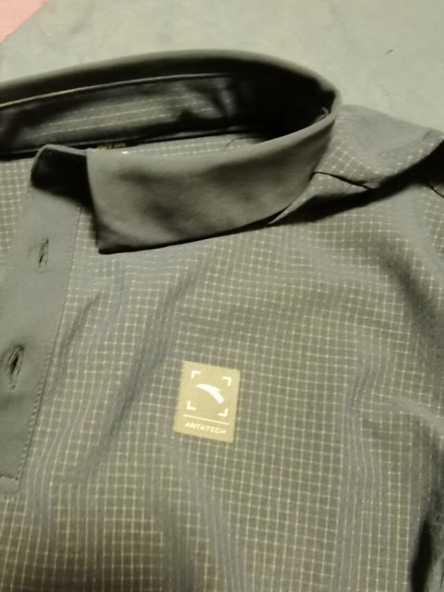 衣服版型宽松，可运动，可商务，大方得体。