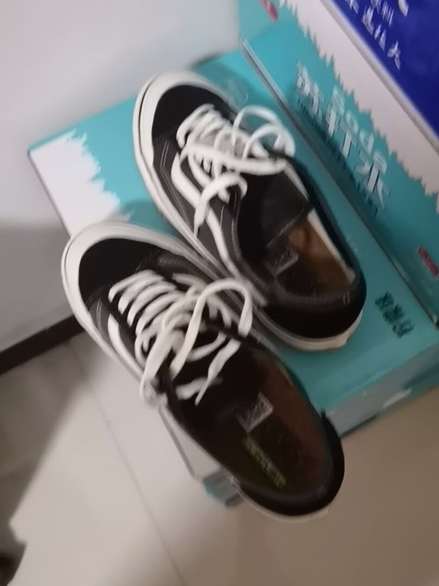 头一次买这个鞋，还是在网上，样子挺好看脚