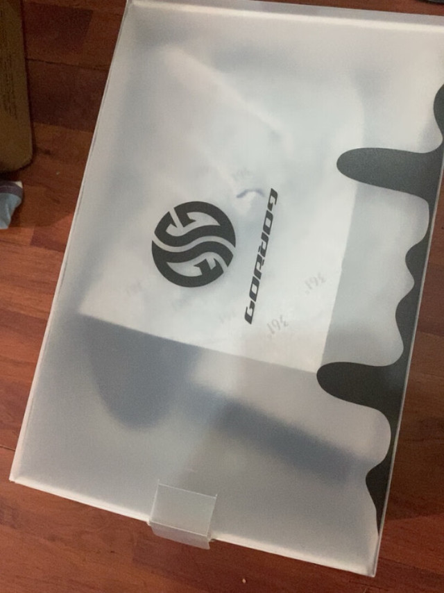 鞋子很舒适,穿上很有弹性,包裹性很强,运
