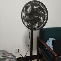 美的黑色遥控风扇，小身材大风量