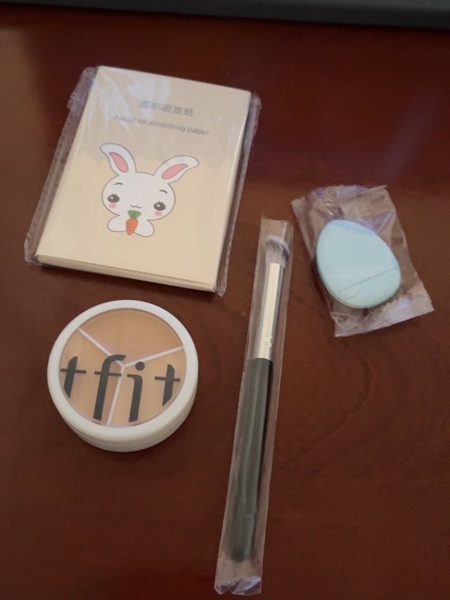 
遮瑕还没用。但赠品挺多的。挺划算


