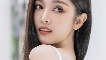 Beauty Live｜直发露背的吴宣仪可泰美辣，宝格丽香氛的寻香大使太会找！ 谁不想收到TA送的白衬衫香水呢？