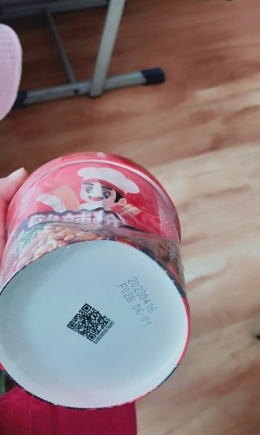 纸壳箱子有点薄，酸辣粉盒子挤压变形，里面