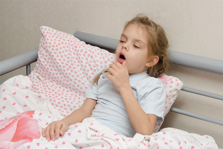 喉咙里的痰，咳出来还是咽下去好？咳嗽的4大误区，大家都容易犯