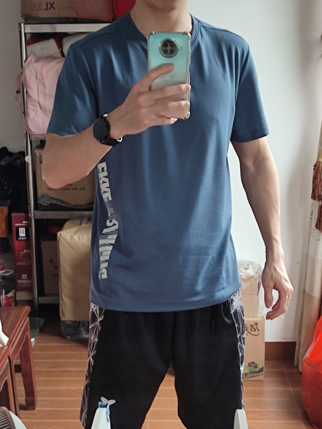 
挺合身，洗完不掉色，就是有点贵，当支持