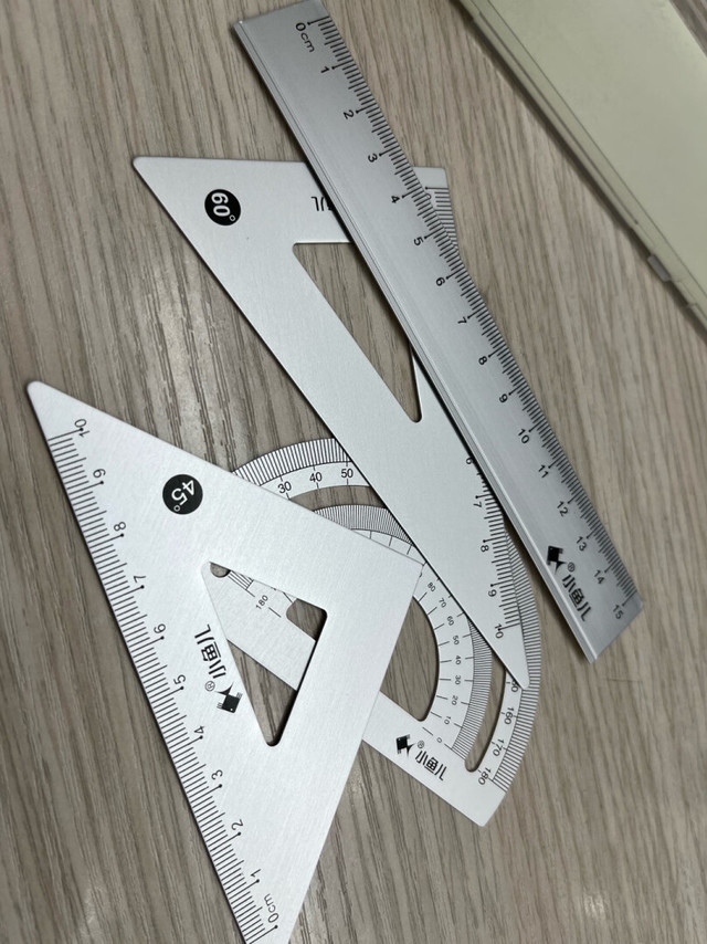 
尺子质量很好，刻度清晰，不易褪色，边解