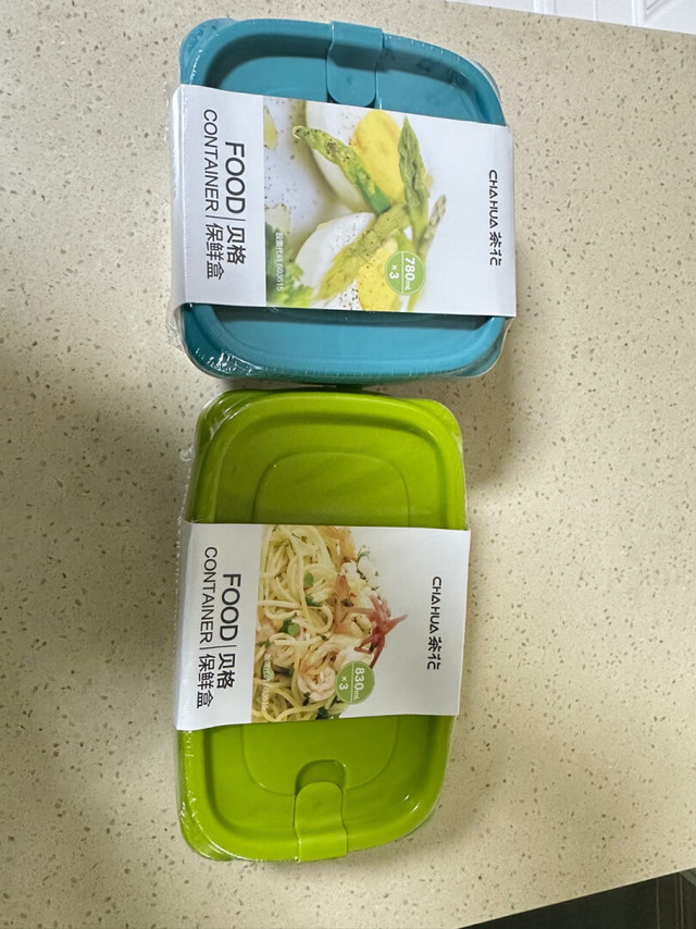 
茶花这款保鲜盒价廉物美，塑料材质软硬适