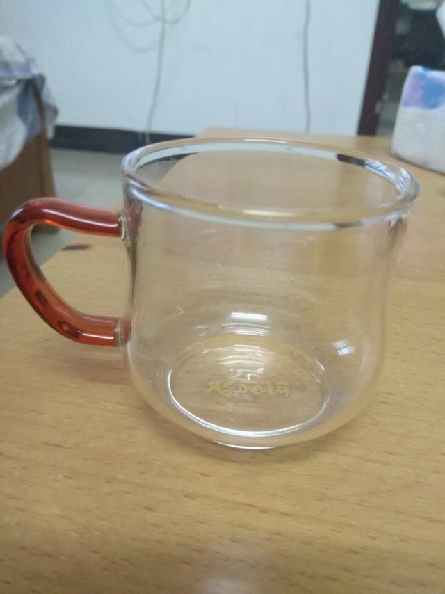 杯子包装仔细，完好无损，外观漂亮小巧，晶