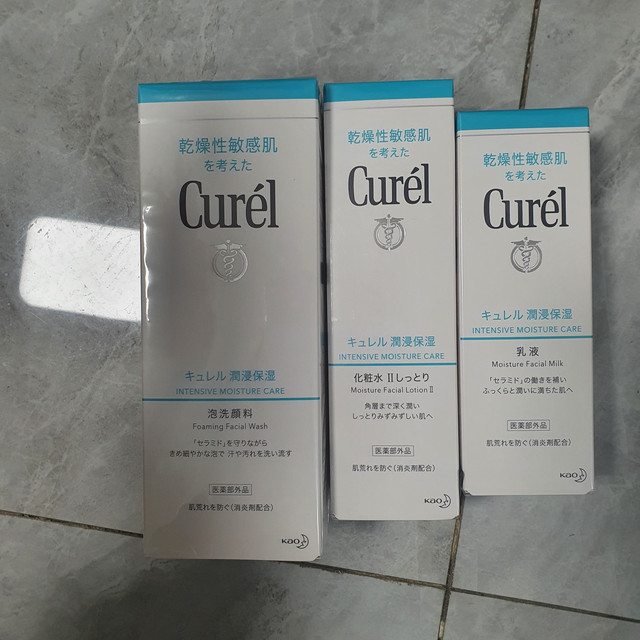 质地手感：油洗面奶我很喜欢，洗了不拔干