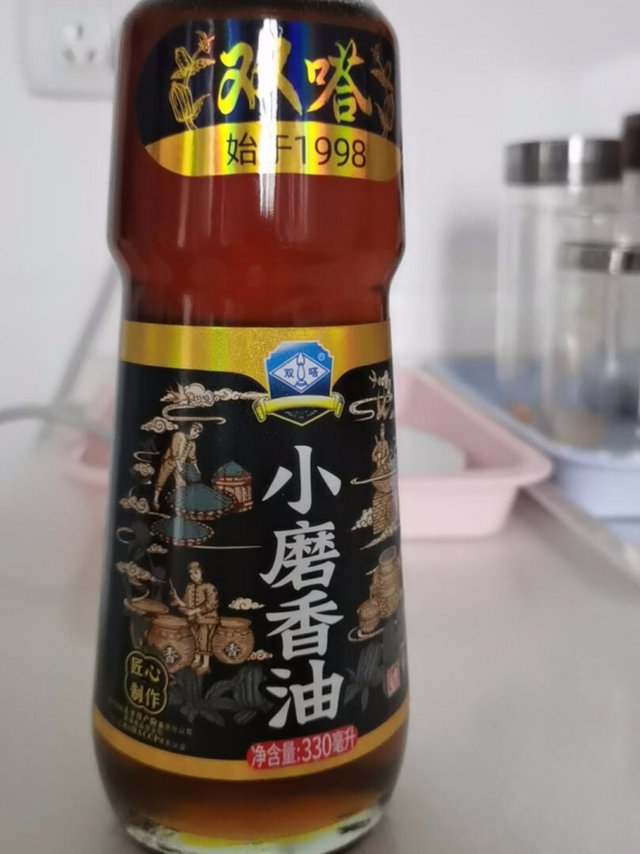 双嗒小磨香颜色深褐色，调凉菜放一点挺香的