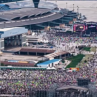 6万人涌入废旧机场，只为参加一场音乐节