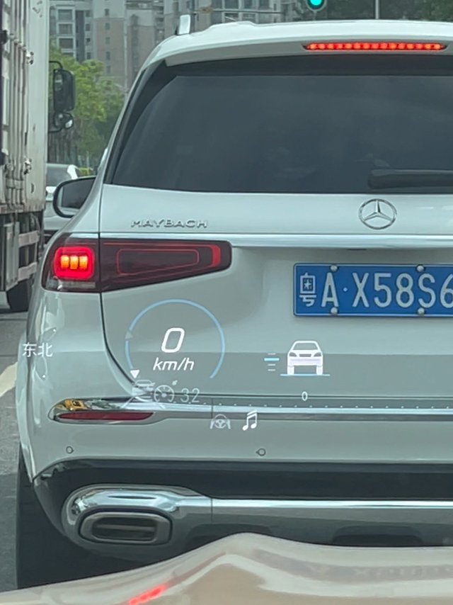 听说，只有开白色奔驰迈巴赫的才是真大佬