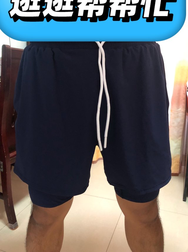 比较休闲。宽松。相比较紧身的。不尴尬。