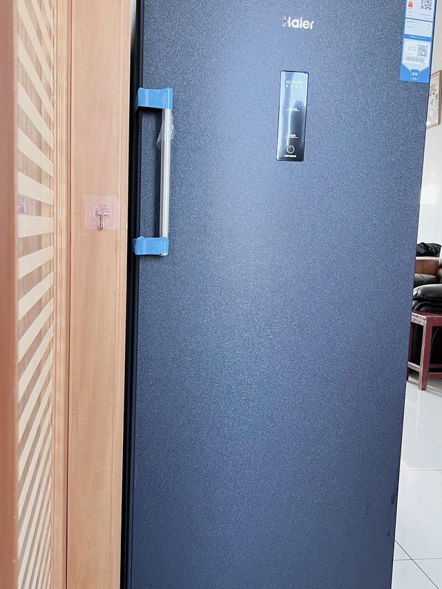 冰柜大小适中，但内部容量巨大，两个大抽屉
