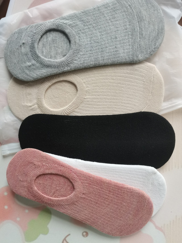 纯棉的，有防滑设计，穿着舒服
