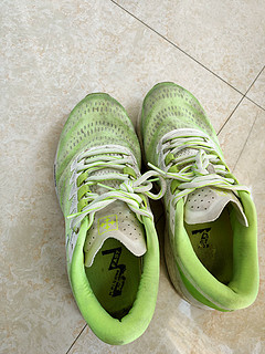 绿色的运动鞋