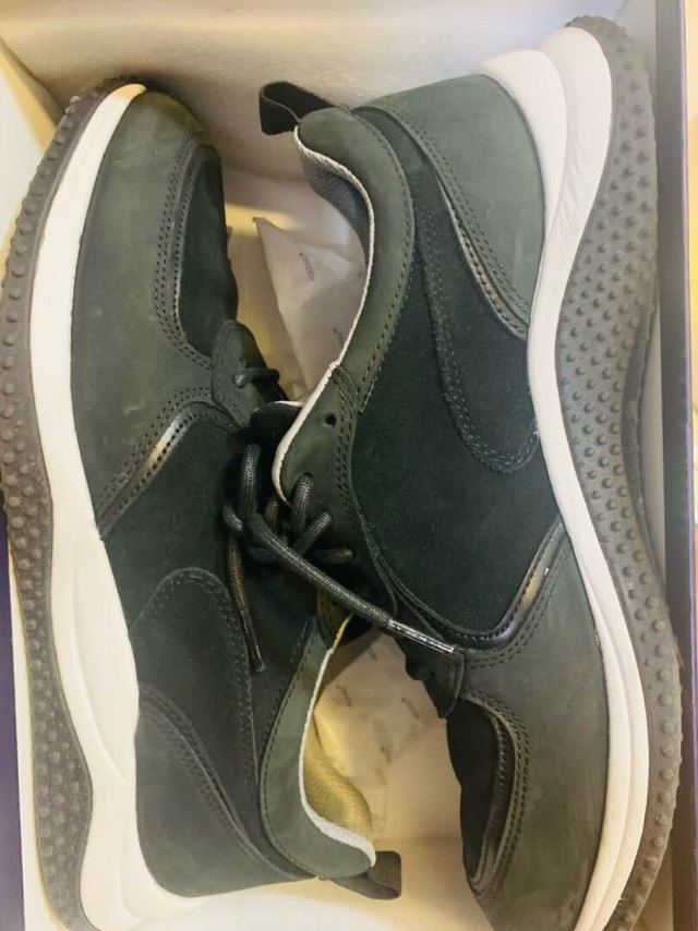 鞋子是运动鞋的外形，但是比较百搭，休闲的