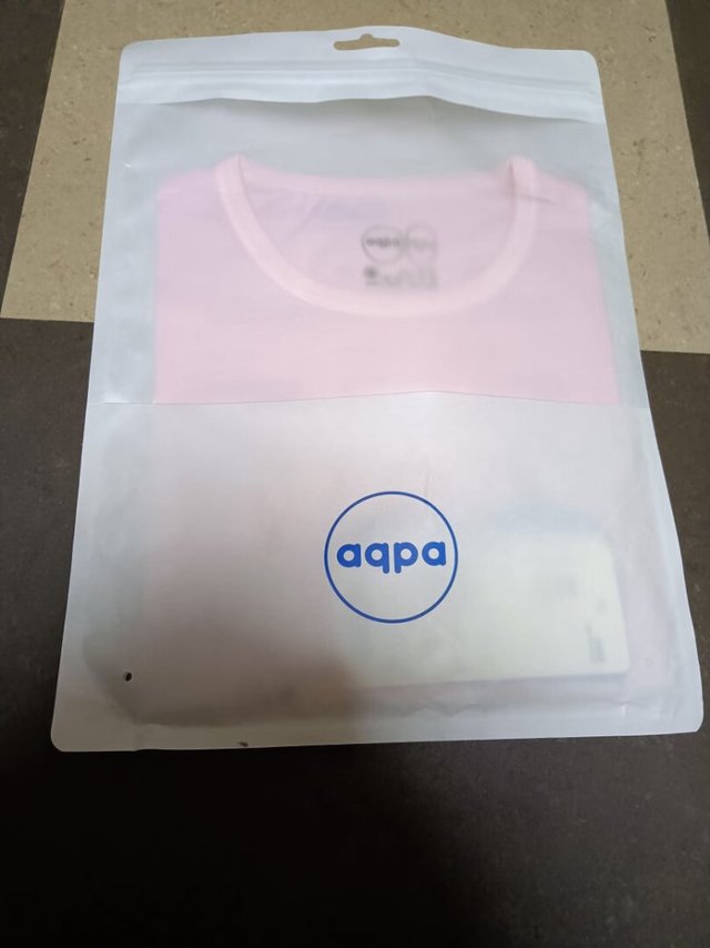 很喜欢aqpa的这款T恤，布料摸起来很舒