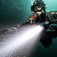 潜水照明装备 篇一：从强光手电筒到专业潜水手电筒，手电筒在潜水运动中发挥重要作用，让潜水员的水下生活更加安全和简单