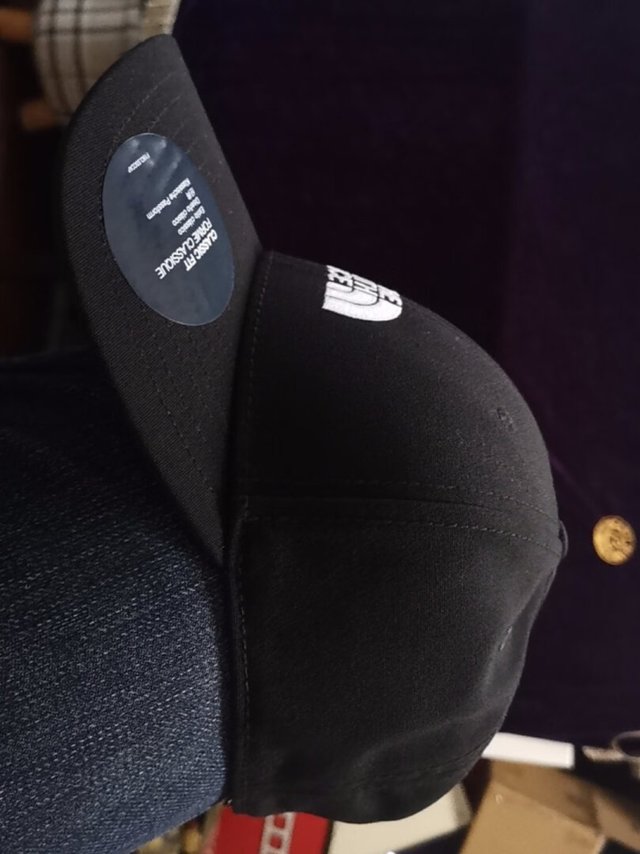 产品颜色：选择黑色的经典款比较百搭，中性