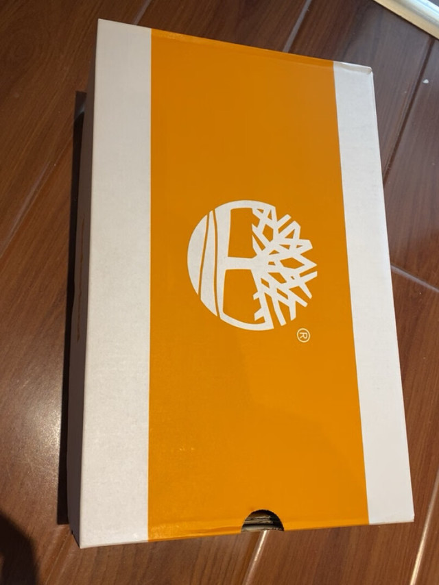 包装、价格、鞋的质量均都完美！非常愉快的