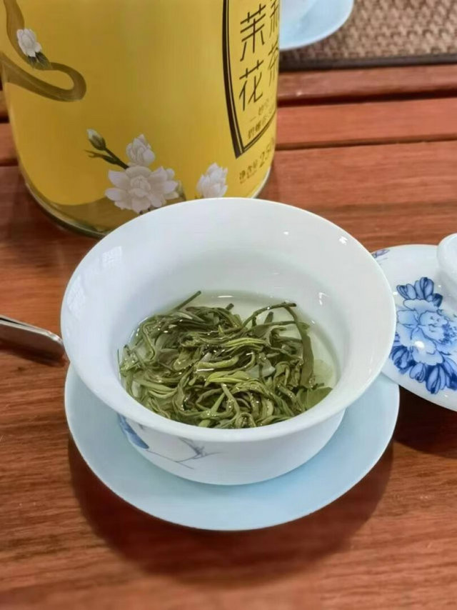 收到茉莉花茶了立马泡了一杯，一股淡淡的花