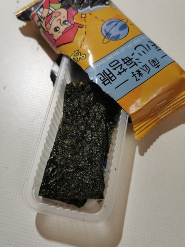 我和儿子都喜欢吃海苔，特别是有坚果夹心的