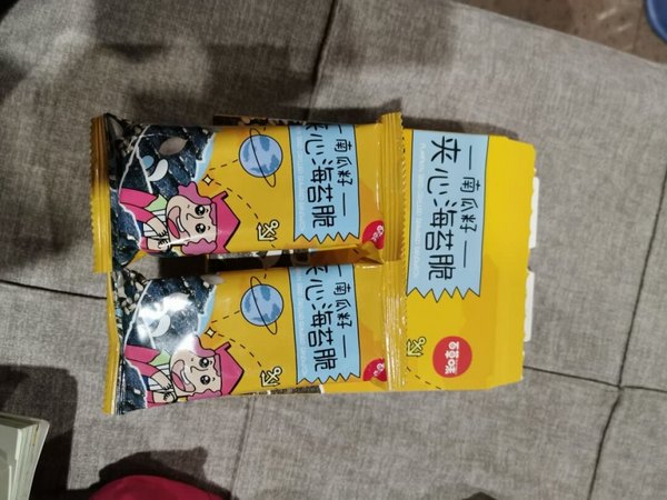 夹心海苔味道非常香，色泽漂亮，里面还有南