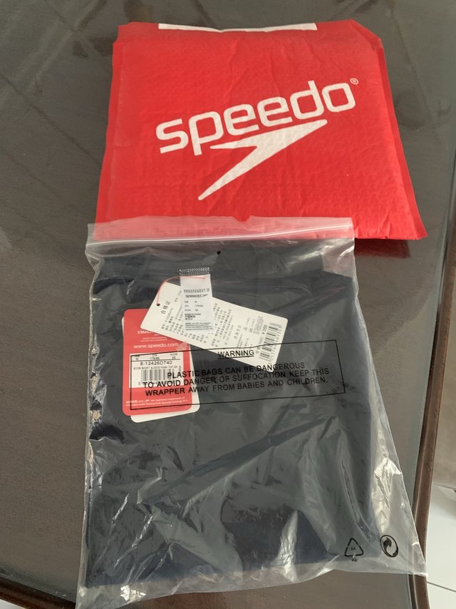 腰身有点大，其余刚刚好，面料不是泳衣滑的
