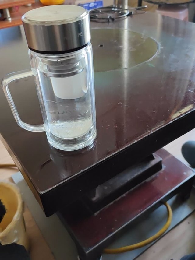 玻璃杯底子非常厚实，两边也很结实，很厚，